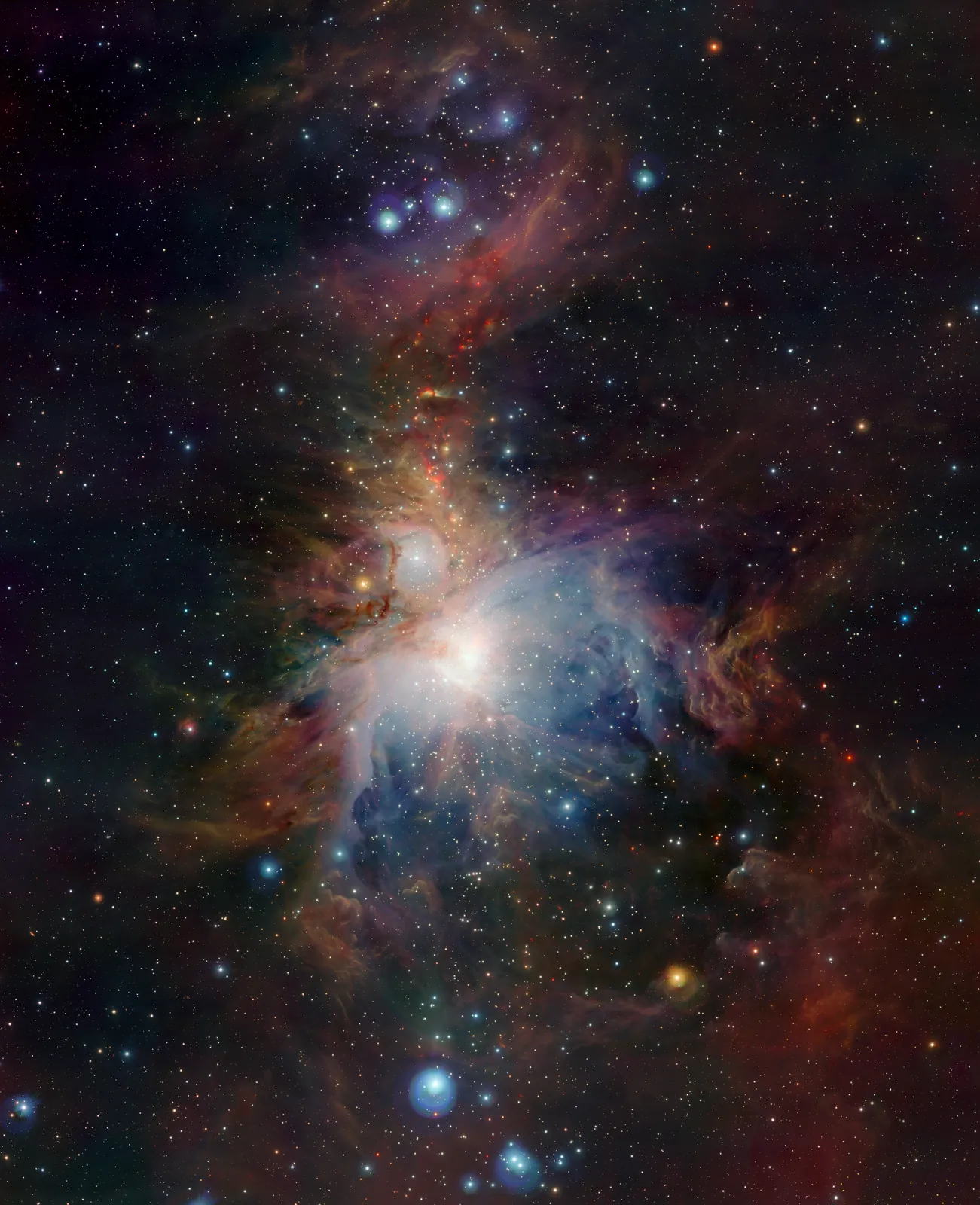 La nébuleuse d'Orion en infrarouge : nuages de gaz rouges et blancs autour d'étoiles brillantes