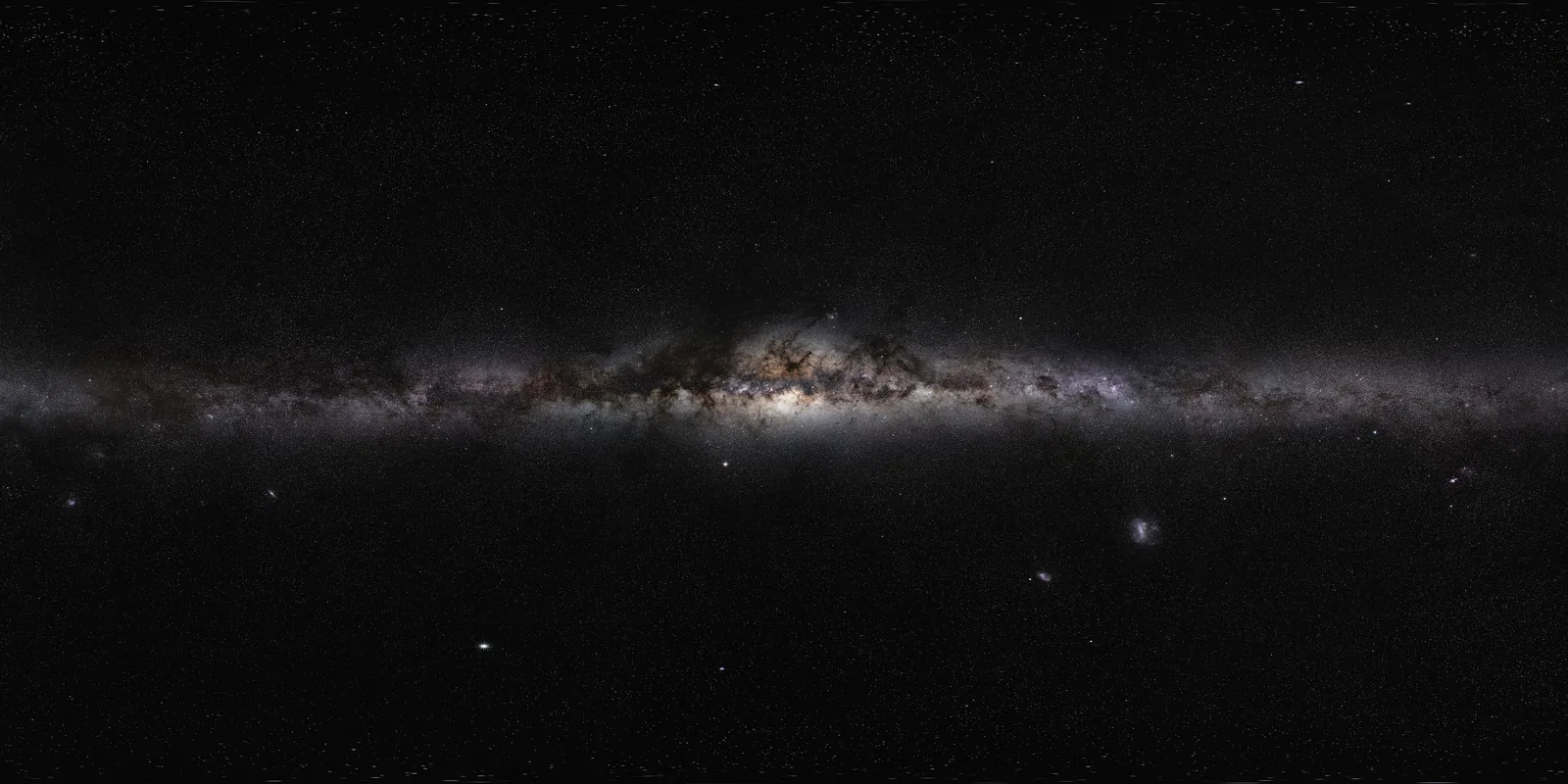 Panorama de la Voie lactée : une bande claire et poussiéreuse sur un ciel noir semé d'étoiles