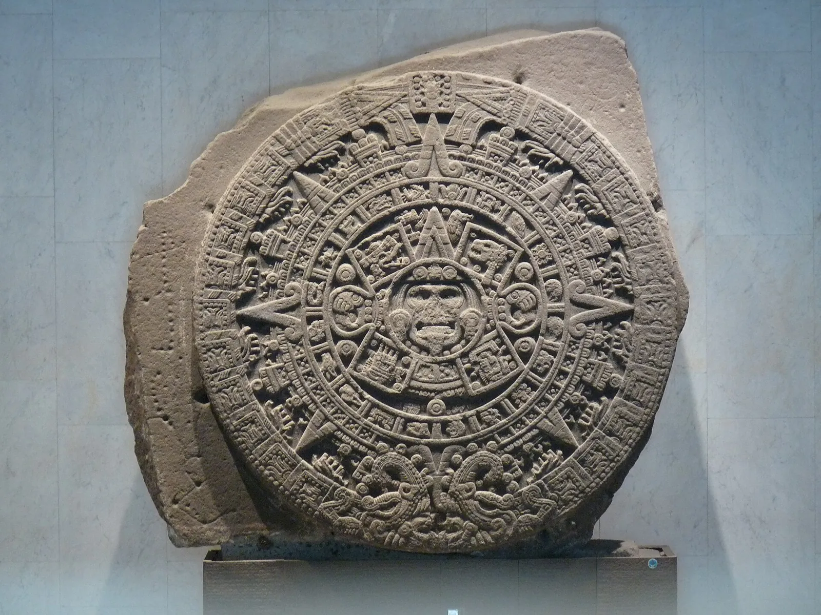 La Pierre du Soleil aztèque, un disque de basalte sculpté de cercles concentriques, exposé au musée de Mexico