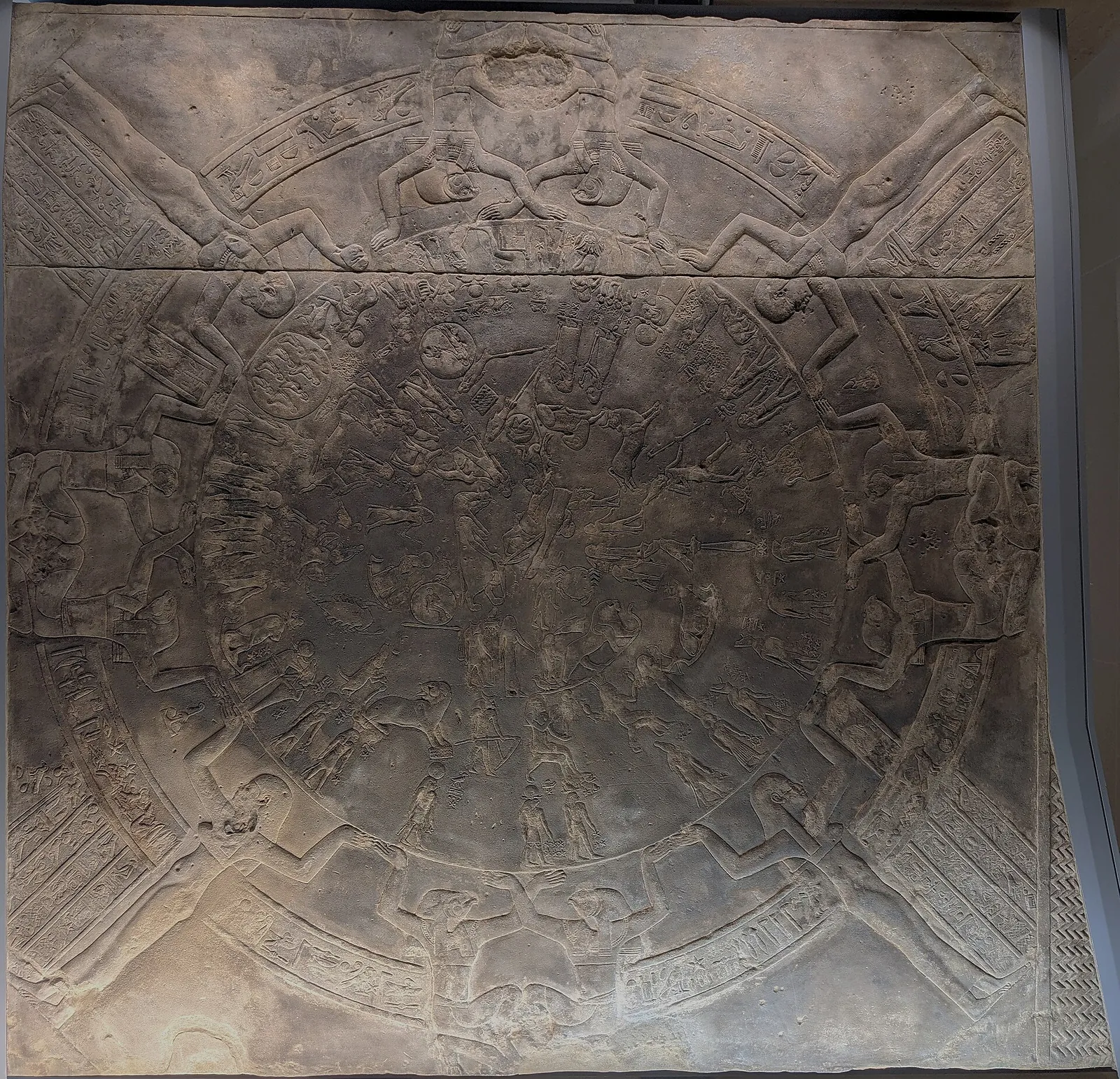 Le zodiaque de Dendérah : bas-relief de pierre en forme de disque, sculpté de signes et de figures célestes