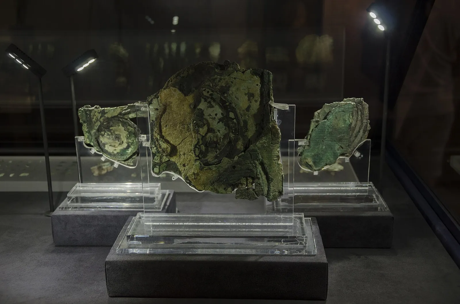 Fragments corrodés de la machine d'Anticythère, présentés sous vitrine au Musée national archéologique d'Athènes