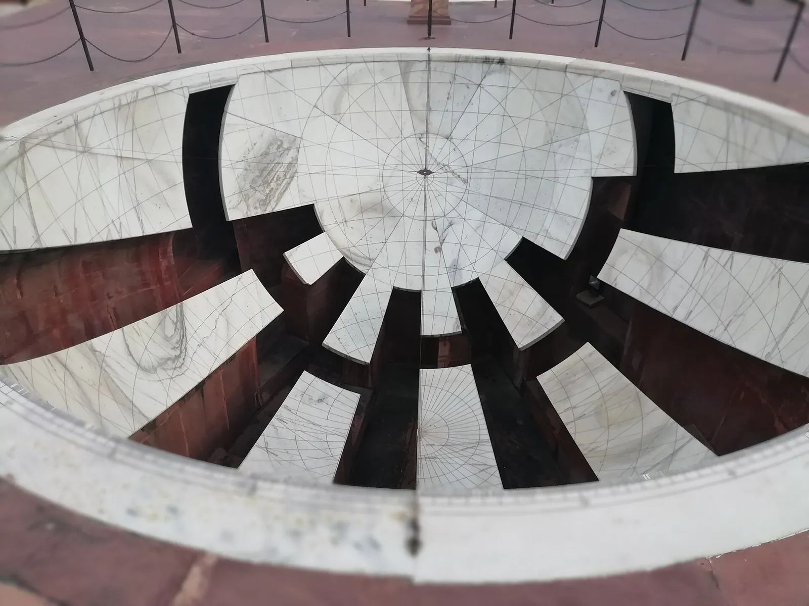 La cuve hémisphérique du Jai Prakash Yantra, creusée dans la terrasse et divisée en secteurs de pierre