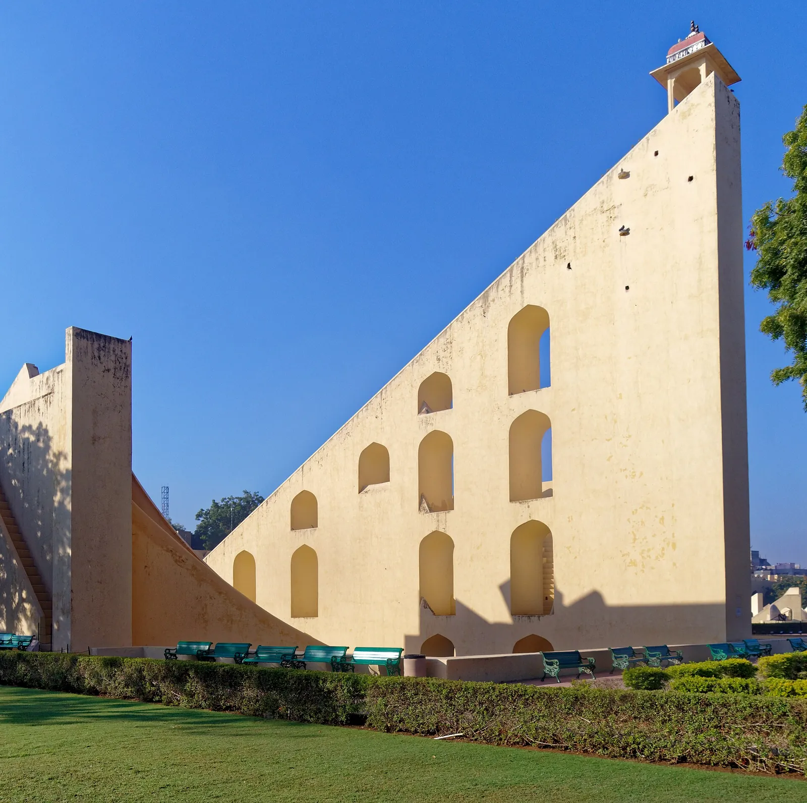 Le gnomon triangulaire du Brihat Samrat Yantra : un escalier monumental de pierre claire sous un ciel bleu