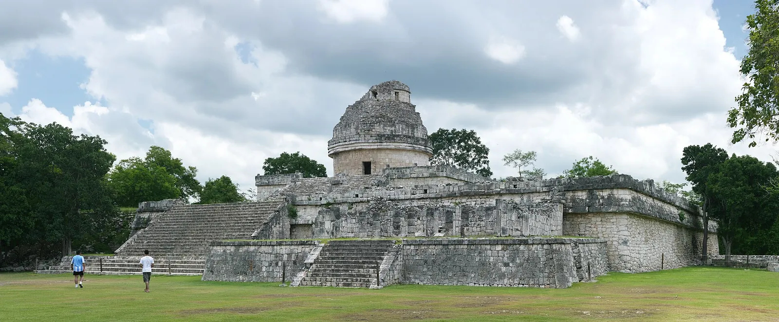 Le Caracol de Chichén Itzá : une tour ronde au sommet d'une plate-forme de pierre, sous un ciel nuageux