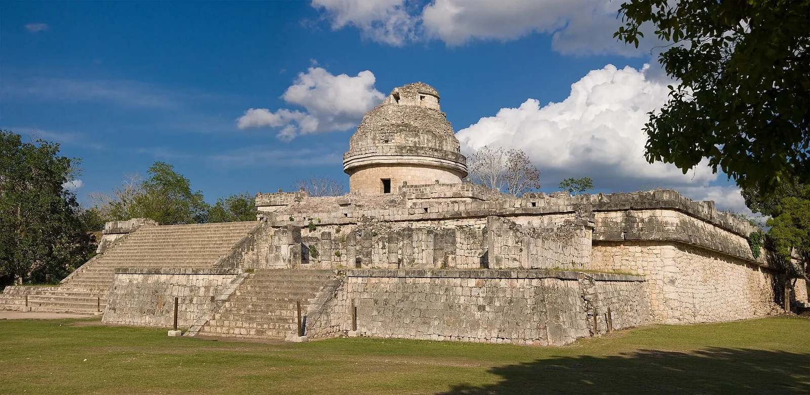 L'Observatoire de Chichén Itzá vu de côté, entre deux terrasses de pierre
