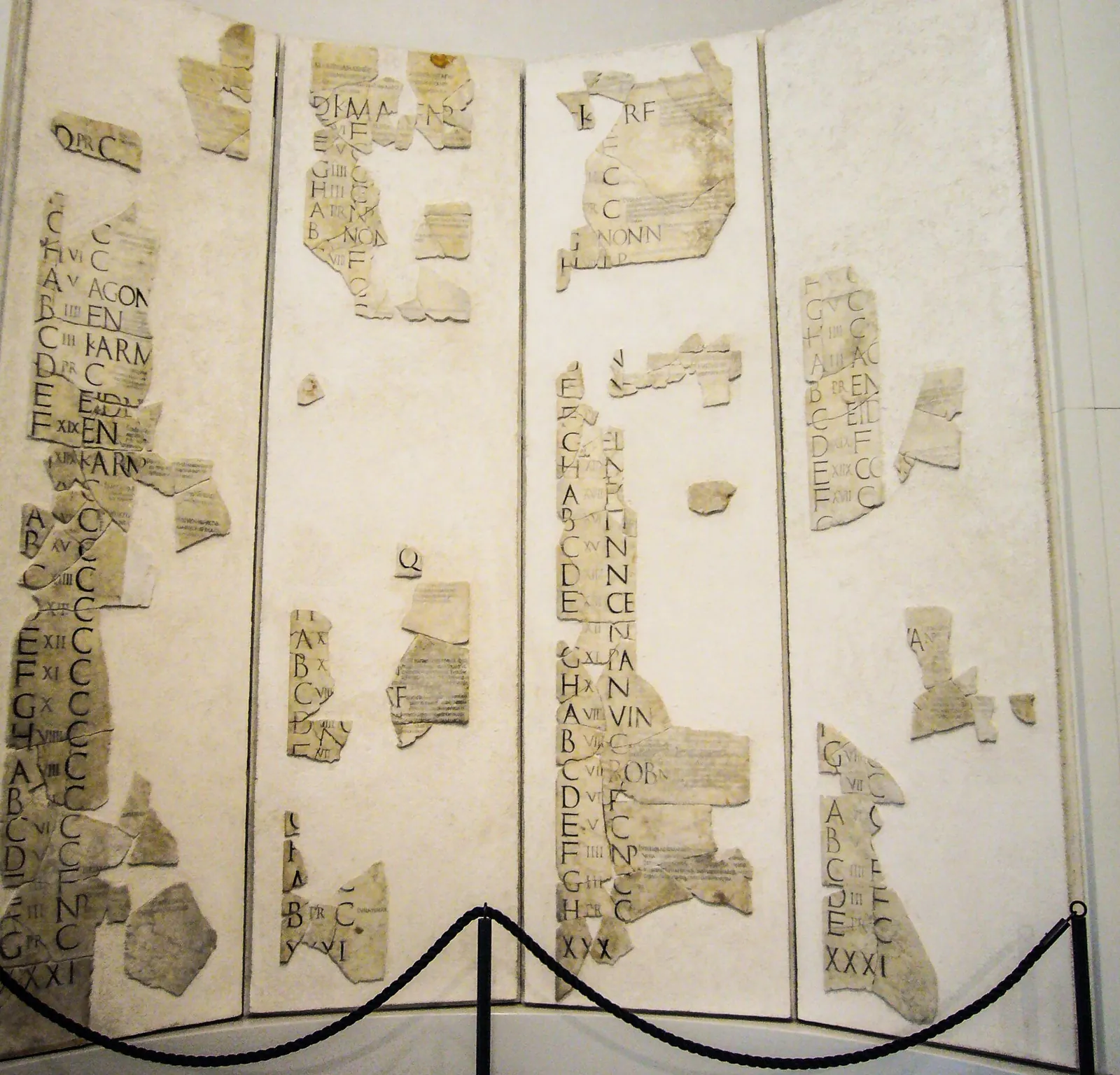 Fragments de marbre des Fasti Praenestini montés en colonnes, gravés de lignes de calendrier
